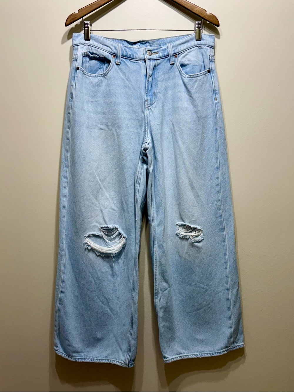 Old Navy Mid Rise Baggy Wide Leg Ripped Jeans Light Wash Size 8 - Picture 2 of 9